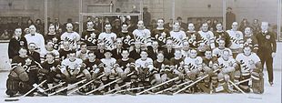 Photographie en noir et blanc de l'ensemble de deux équipes de hockey sur glace