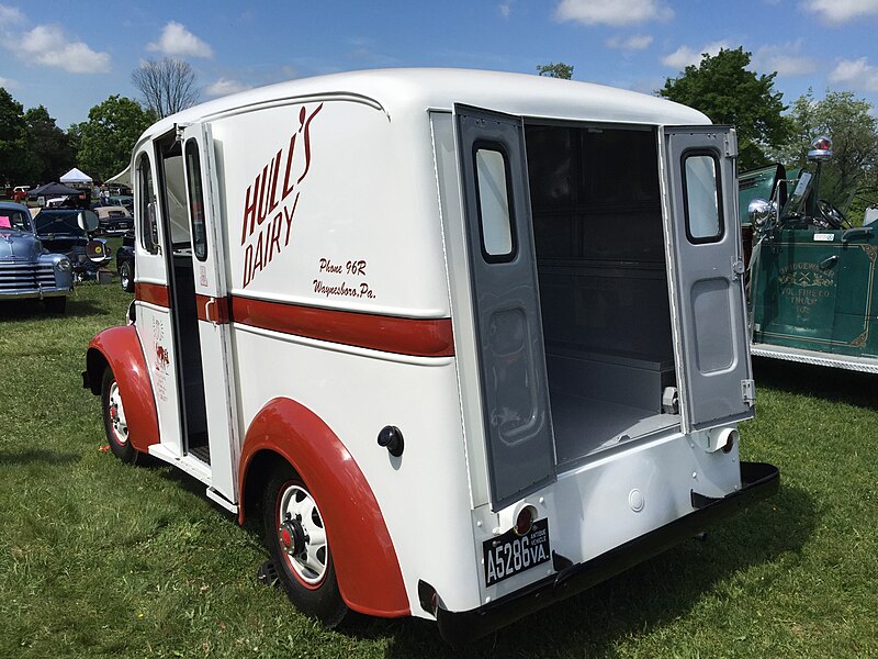 File:1948 Divco delivery truck at 2015 Shenandoah AACA meet 2of6.jpg