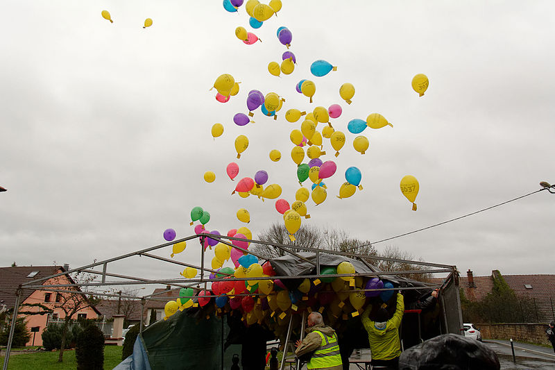 File:Marchand de ballons.jpg - Wikimedia Commons