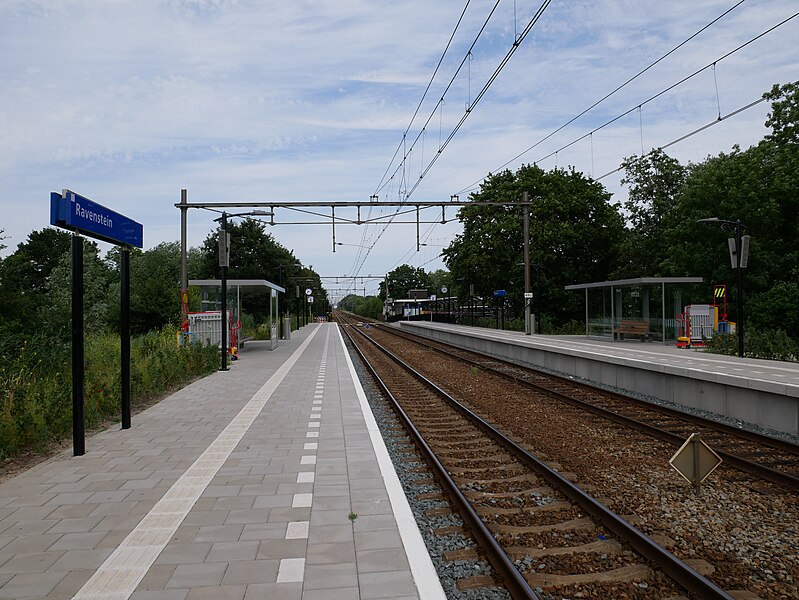File:2019-06-30 Station Ravenstein spoor 1.jpg
