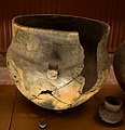 Urne der späten Bronzezeit aus einem Grabhügel in Backemoor, Landkreis Leer (Ostfriesland). Aufbewahrungsort Heimatmuseum Leer.