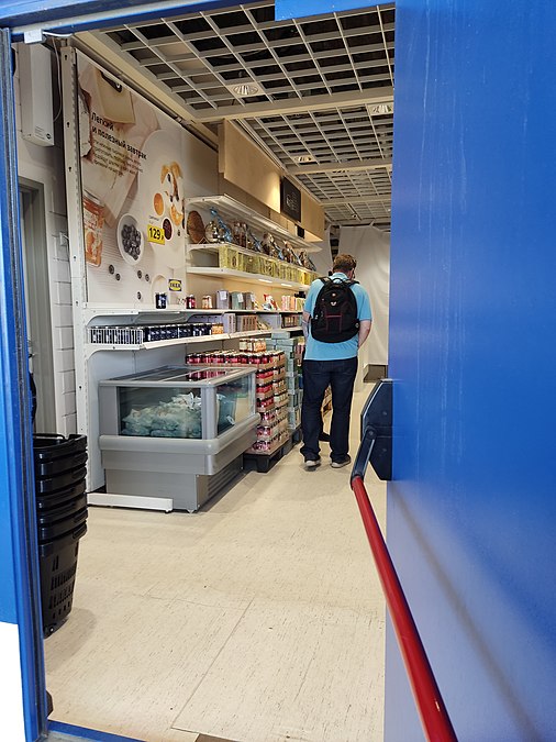 В магазине Шведских продуктов очень людно, все хотят напоследок закупиться товарами, которые не найдёшь на полках обычных продуктовых в России.