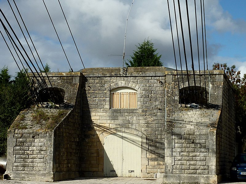 File:537 - Pont transbordeur Culée d'ancrage - Rochefort.jpg