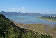 5915-Linxia-Distrikto-Daxiahe-falo-en-Liujaixia-Reservoir.jpg