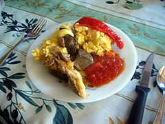 Detalle de un plato de gachas de panizo con su habitual condimento.