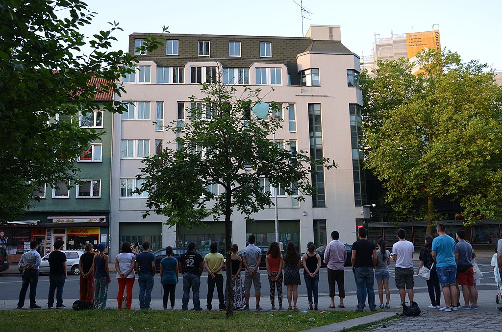 68l3c Duran adam (stehender Mann), Dutzende junge Menschen vor dem Türkischen Generalkonsulat in Hannover fordern stillschweigend eine laizistische Türkei