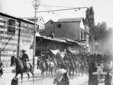 El tinent general Sir Harry Chauvel al comandament del Desert Mounted Corps dirigeix el seu cos a través de Damasc el 2 d'octubre de 1918