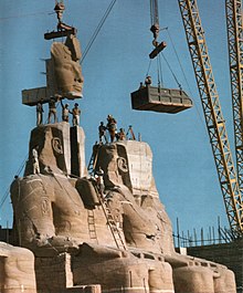 Il volto di Ramses davanti alla statua colossale "numero due" viene sollevato, poiché il grande tempio è costruito sull'altopiano soprastante.