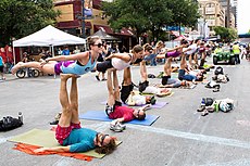 Acro ioga no centro de Austin, Texas