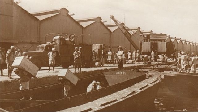 Unloading cargo in Maala, Aden