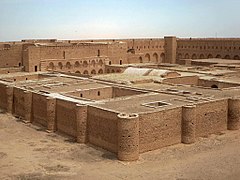 El palacio del desierto de Ujaidir (775) se encuentra a casi 200 km al sur de Bagdad. Originalmente tenía tres pisos.
