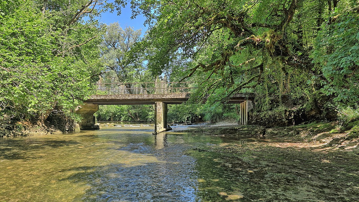 File:Alaise, belvédère sur la vallée du Lison.jpg - Wikimedia Commons