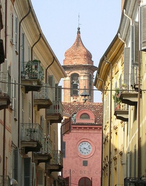 A view of Via Vittorio Emanuele in the center of Alba.