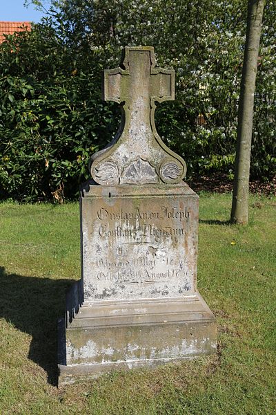 File:Alter Friedhof Bevergern Grab Gustav Anton Joseph Constanz Niemann 01.jpg