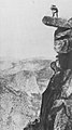 Amerikanischer Photograph um 1873 - Der Photograph William H. Jackson auf dem »Observation Point« im Yosemite-Tal (Zeno Fotografie).jpg