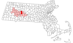 マサチューセッツ州におけるアマーストの位置（赤色）とハンプシャー郡（ピンク）
