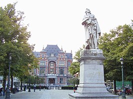 Het Anneessensplein met het standbeeld van Anneessens op de voorgrond, en de oude gemeenteschool nr. 13 op de achtergrond