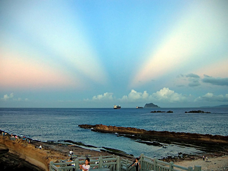 800px-Anticrepuscular_rays_20050918_in_Ye_Liou.jpg