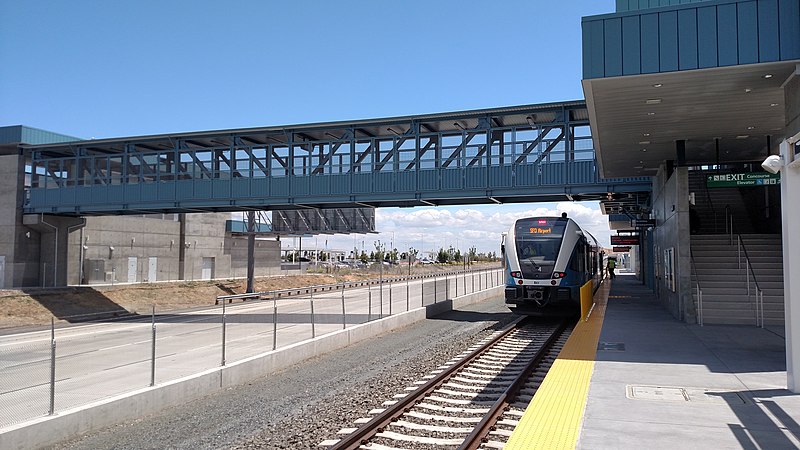 File:Antioch station footbridge and train, May 2018.jpg