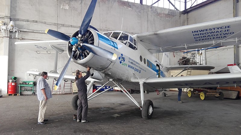 File:Antonov An-2 SP-AOB, Jerzy Kulig,Tomasz Wostal, Gliwice 2017.10.01.jpg