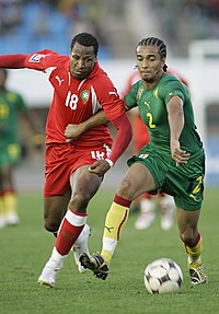 אסו-אקוטו (מימין) במדי נבחרת קמרון, 2009