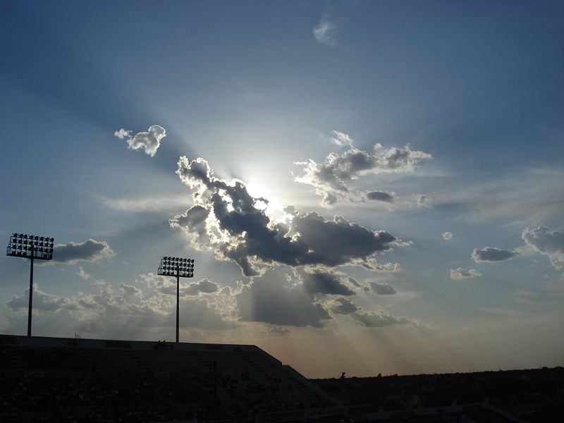 File:Atardecer en el estadio Kukulcán.JPG