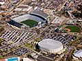 Blick auf die Sportanlagen der Auburn University. Das Baseballstadion Samford Stadium-Hitchcock Field at Plainsman Park neben dem Jordan-Hare Stadium. Die Mehrzweckhalle Beard-Eaves-Memorial Coliseum für Basketball und Turnen südöstlich des Footballstadions (2008).