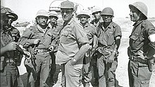 אברהם ורד (במרכז) לצד חיילי צה"ל במלחמת יום הכיפורים, 1973