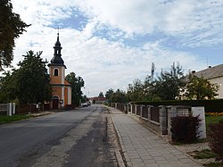 Hlavní ulice s kaplí sv. Jana Nepomuckého