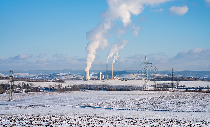 File:Bad Wimpfen - Hohes Ried - Blick nach OSO über schneebedeckte Felder zum Kraftwerk Heilbronn.jpg