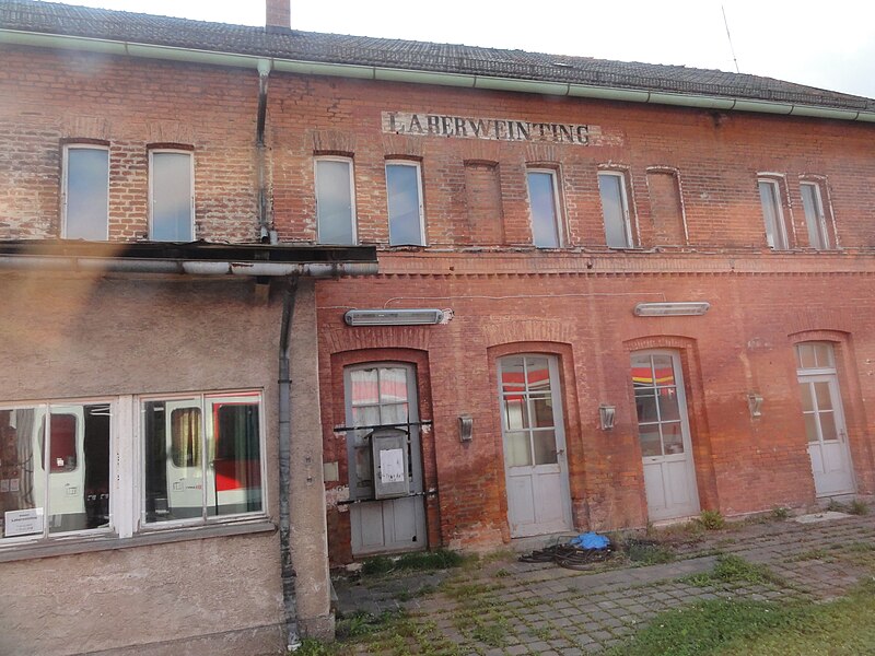 File:Bahnhof Laberweinting.jpg