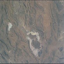 Озеро Бахтеґан (озеро Ташк безпосередньо на півночі й озеро Манарлу на заході). Знімок зробила команда Діскавері, місія STS-92, 22 жовтня 2000 року
