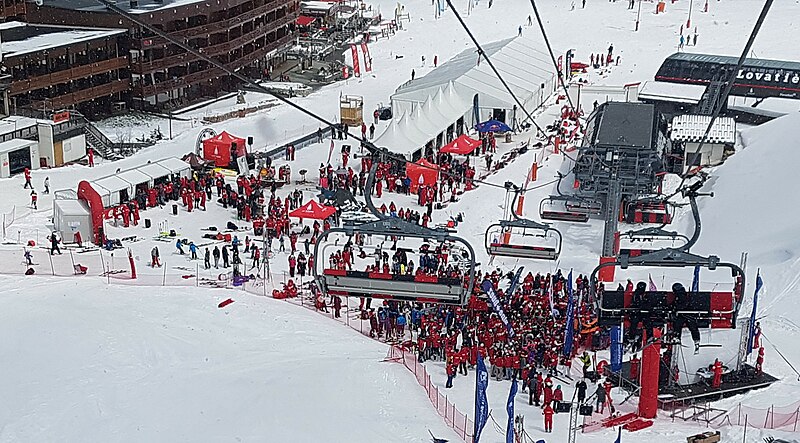 File:Barnums et podium du challenge des moniteurs en avril 2024 à La Plagne.jpg