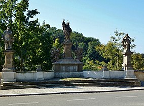 Sousoší sv. Jana Nepomuckého a sochy sv. Floriána a sv. Barbory z roku 1740