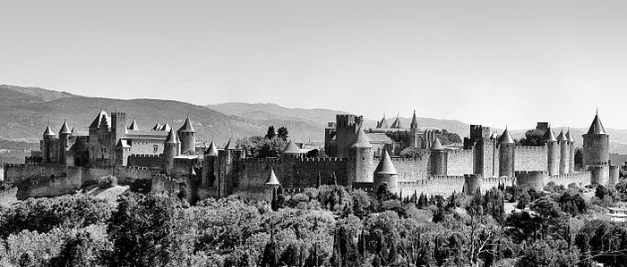 Panorama della città fortificata di Carcassonne visto dall'area di sosta dell'autostrada