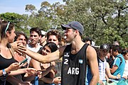 Deutsch: Beachvolleyball bei den Olympischen Jugendspielen 2018; Tag 11, 17. Oktober 2018; Jungen, Spiel um Platz 3 – Argentinien-Ungarn 2:0 (21–15/21–15) English: Beach volleyball at the 2018 Summer Youth Olympics at 17 October 2018 – Bronze Medal Match – Argentina-Hungary 2:0 (21–15/21–15)