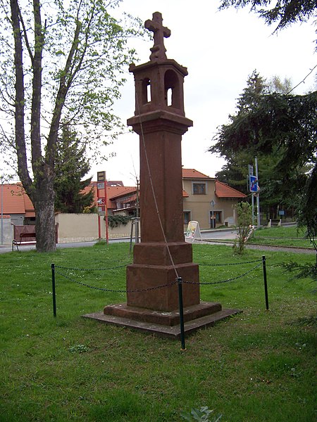 File:Benice, zvonička zezadu.jpg