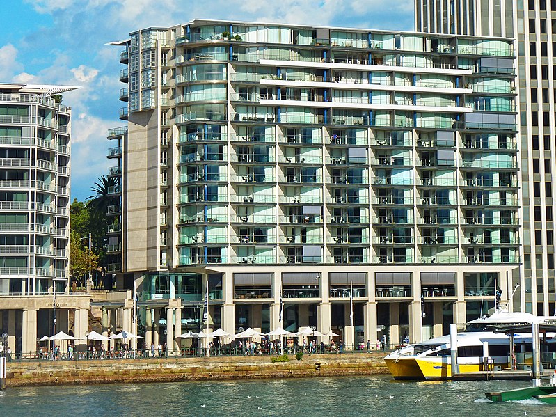 File:Bennelong Apartments, 1-7 Macquarie Street, Sydney, New South Wales (2011-03-23) 02.jpg