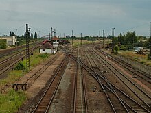 Südliche Ausfahrt mit Stellwerk, Formsignalen und Streckenverzweigung nach Halle und Bernburg