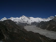 Das Cho-Oyu-Massiv von Süden mit Jasemba (links) und Gyachung Kang (ganz rechts)