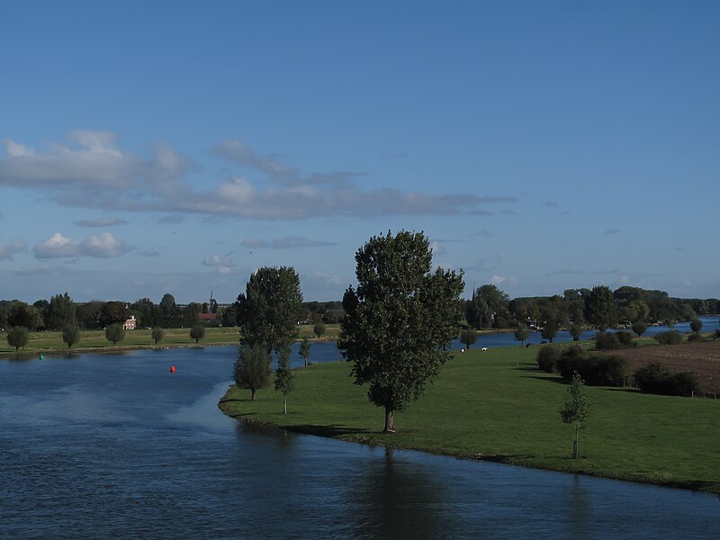 File:Bij Wijk en Aalburg, zicht naar dorp vanaf brug over Heusdensch Kanaal positie1 foto2 2012-10-07 11.37.jpg