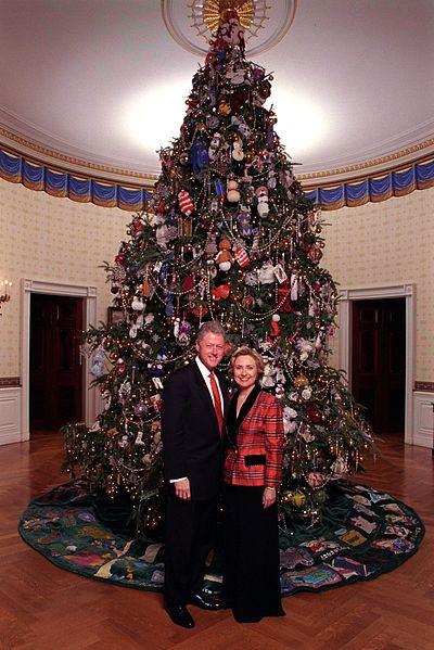 File:Bill and Hillary Clinton Christmas Portrait 1998 2.jpg