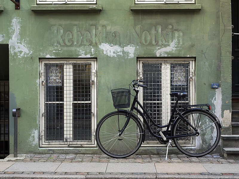 File:Black bicycle.jpg