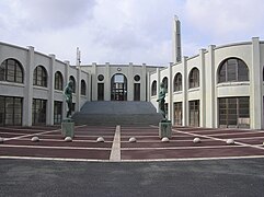 Le stade Chaban-Delmas avec au premier plan un bronze d'Alfred Janniot