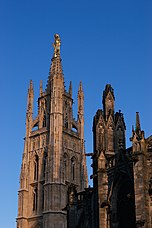 Torre (vista noroeste) y estatua