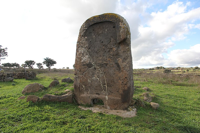 File:Borore, tomba dei giganti di Santu Bainzu (08).jpg