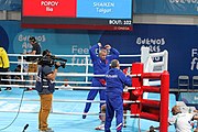 Deutsch: Boxen bei den Olympischen Jugendspielen 2018 Tag 12, 18. Oktober 2018 - Finale im Leichten Weltergewicht Jungen – Ilia Popov (Russland, rot) schlägt Talgat Shaiken (Kasachstan, blau) 4-1; Ringrichter ist James Beckles (Trinidad und Tobago). English: Boxing at the 2018 Summer Youth Olympics on 18 October 2018 – Final Light Welterweight Boys Bout - Ilia Popov (Rusia, rojo) supera a Talgat Shaiken (Kazajstán, azul) 4-1; Referee is James Beckles (Trinidad and Tobago). Español: Boxeo en los Juegos Olímpicos Juveniles de Verano de 2018 en 18 de octubre de 2018 - Chicos de peso welter ligero final: Ilia Popov (Uzbekistán, roja) le gana a Talgat Shaiken (Egipto, azul) 4-1; El árbitro es James Beckles (Trinidad y Tobago).