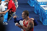 Deutsch: Boxen bei den Olympischen Jugendspielen 2018 Tag 12, 18. Oktober 2018 - Finale im Leichten Weltergewicht Jungen – Ilia Popov (Russland, rot) schlägt Talgat Shaiken (Kasachstan, blau) 4-1; Ringrichter ist James Beckles (Trinidad und Tobago). English: Boxing at the 2018 Summer Youth Olympics on 18 October 2018 – Final Light Welterweight Boys Bout - Ilia Popov (Rusia, rojo) supera a Talgat Shaiken (Kazajstán, azul) 4-1; Referee is James Beckles (Trinidad and Tobago). Español: Boxeo en los Juegos Olímpicos Juveniles de Verano de 2018 en 18 de octubre de 2018 - Chicos de peso welter ligero final: Ilia Popov (Uzbekistán, roja) le gana a Talgat Shaiken (Egipto, azul) 4-1; El árbitro es James Beckles (Trinidad y Tobago).