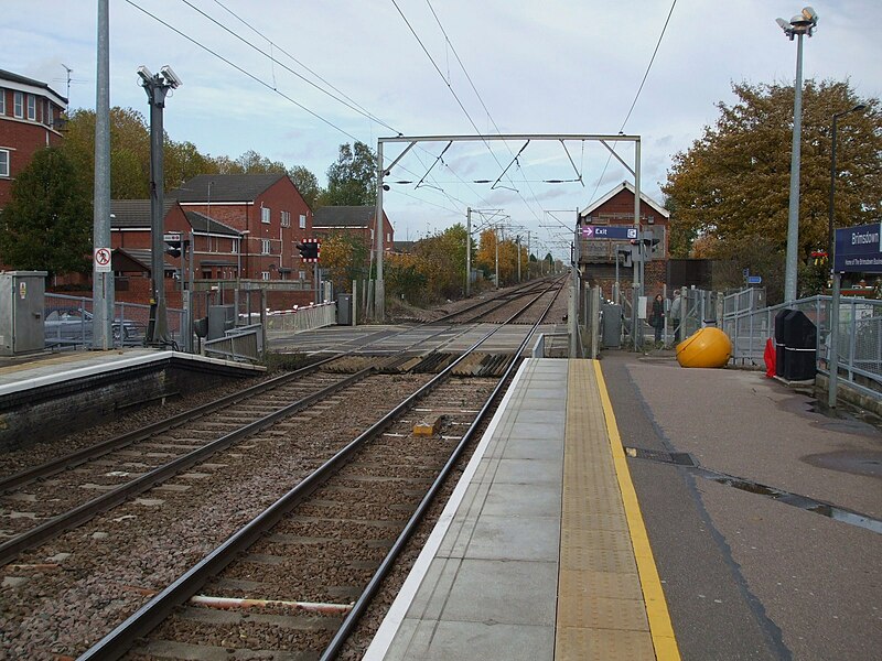 File:Brimsdown station look north to level crossing closed.JPG