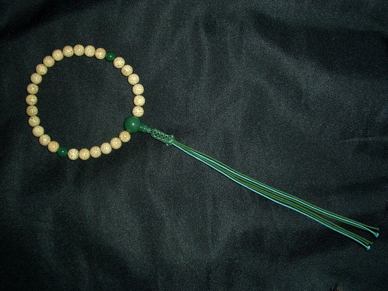 File:Buddhist prayer beads 01.JPG